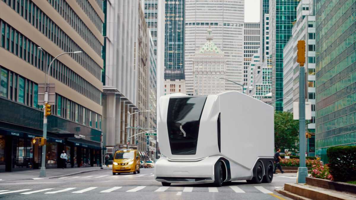 Οδηγώντας φορτηγά από μια οθόνη – Einride Remote Drive Station