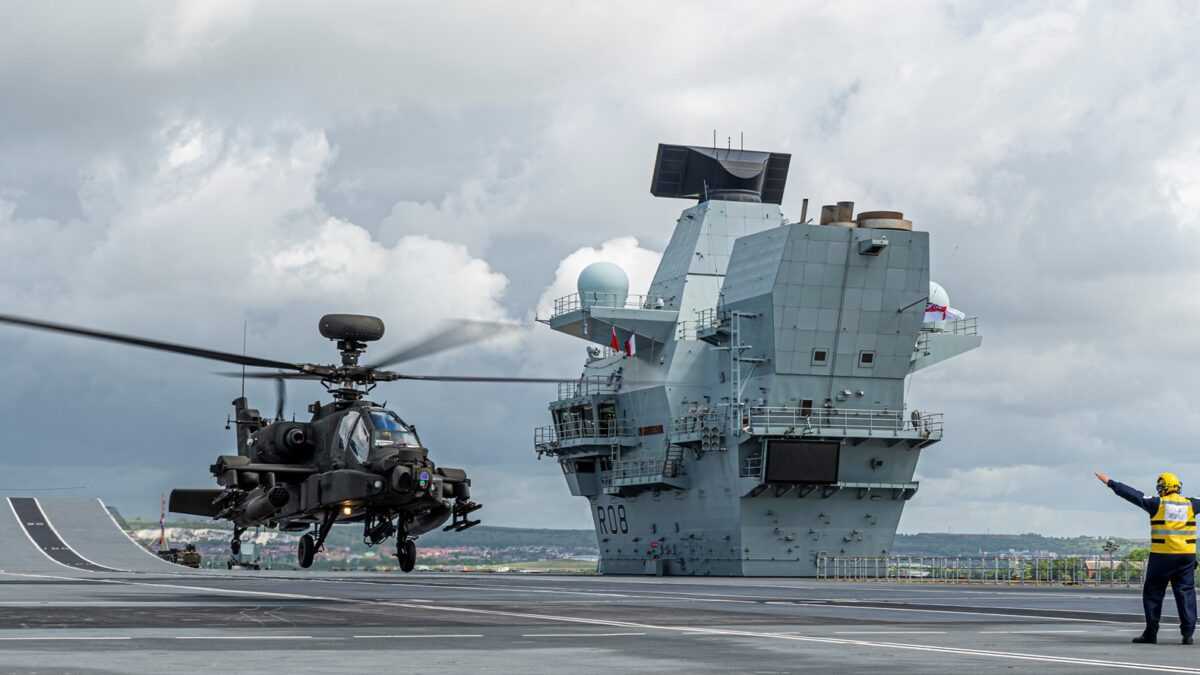 Στον αέρα με τα φορτωμένα Apache του British Army