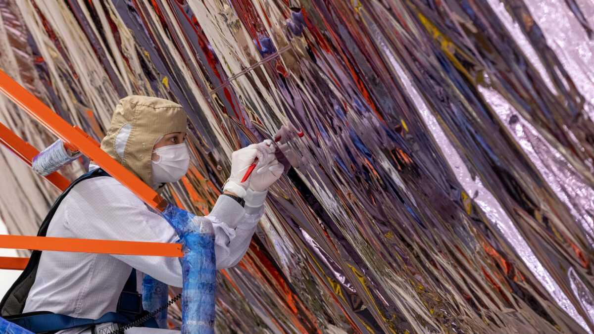 James Webb – ‘Τέντωσαν’ οι 3 από τις πέντε στρώσεις της ηλιακής ασπίδας