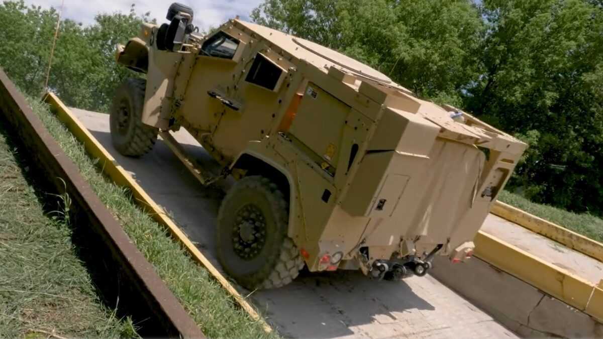 “Στρατιωτικός” ηλεκτρισμός με το Oshkosh Joint Light Tactical Vehicle