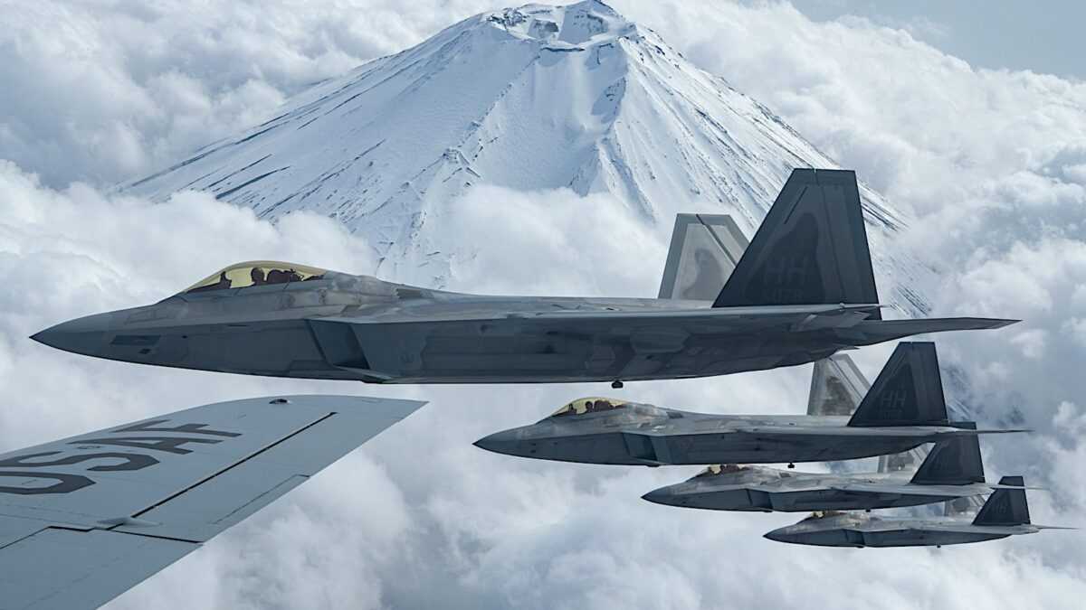 Τέσσερα F-22 Raptors πάνω από την χιονισμένη Ιαπωνία