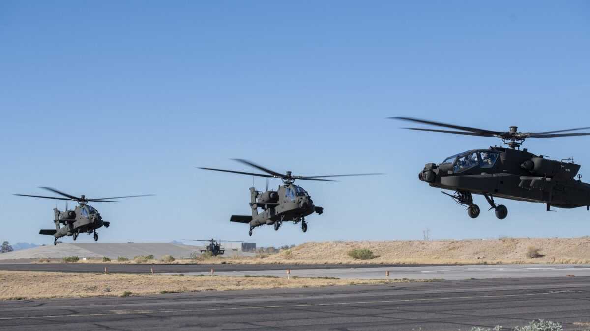 Ένα πλήθος από AH-64 Apache στον αέρα