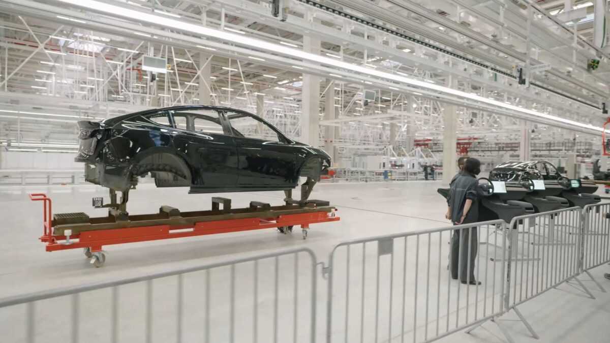 Μια απίστευτη πτήση μέσα στο Tesla Giga Berlin