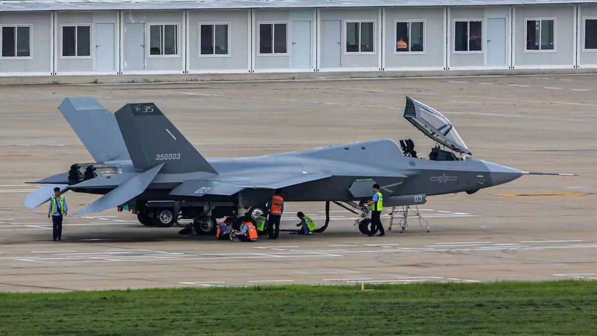 Αποκαλυπτική φωτό για το κινεζικό J-35 stealth μαχητικό