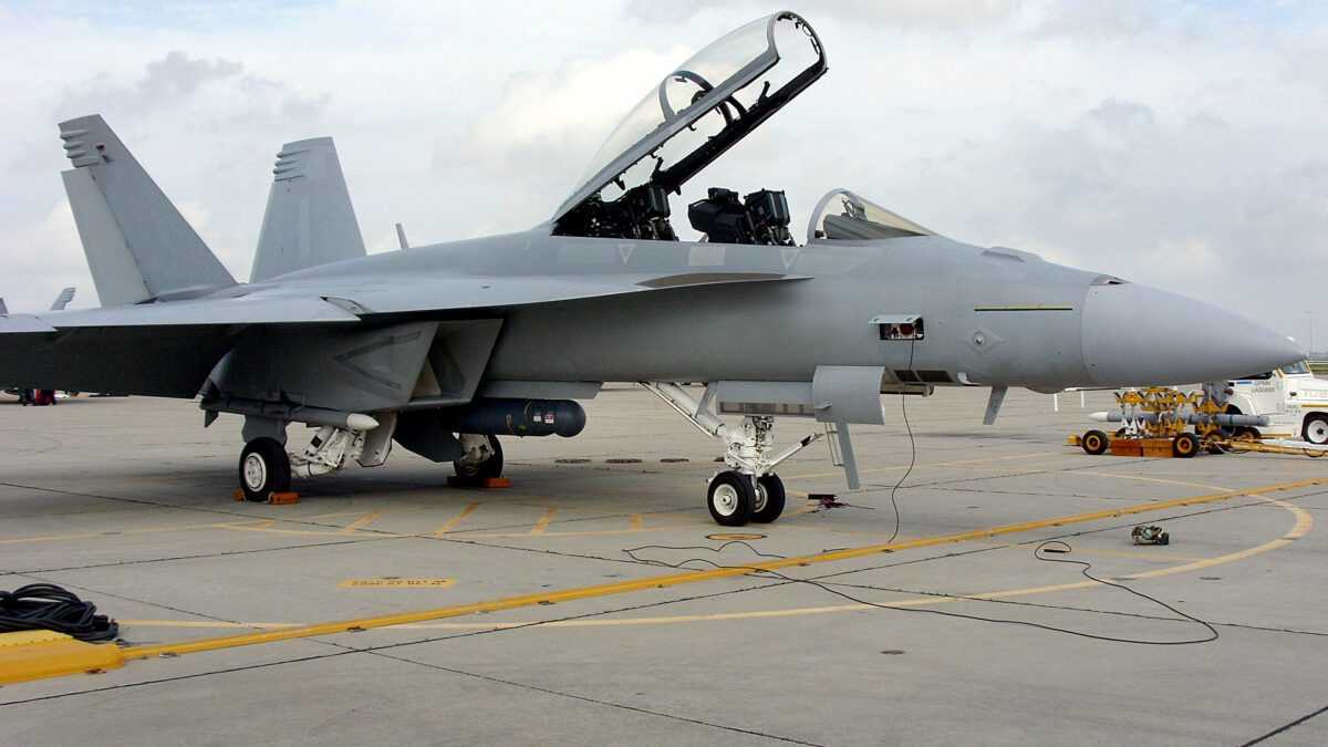 Πτήση του F/A-18 με προηγμένο ατρακτίδιο LITENING