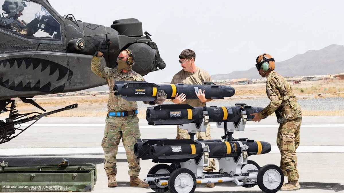 Φορτώνοντας ένα AH-64D Apache με πυρομαχικά