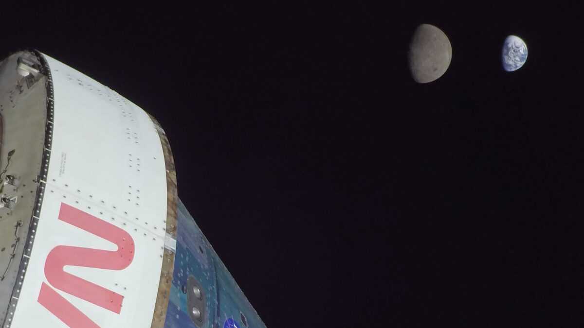 NASA Orion Spacecraft με Γη και Σελήνη στο πλάνο