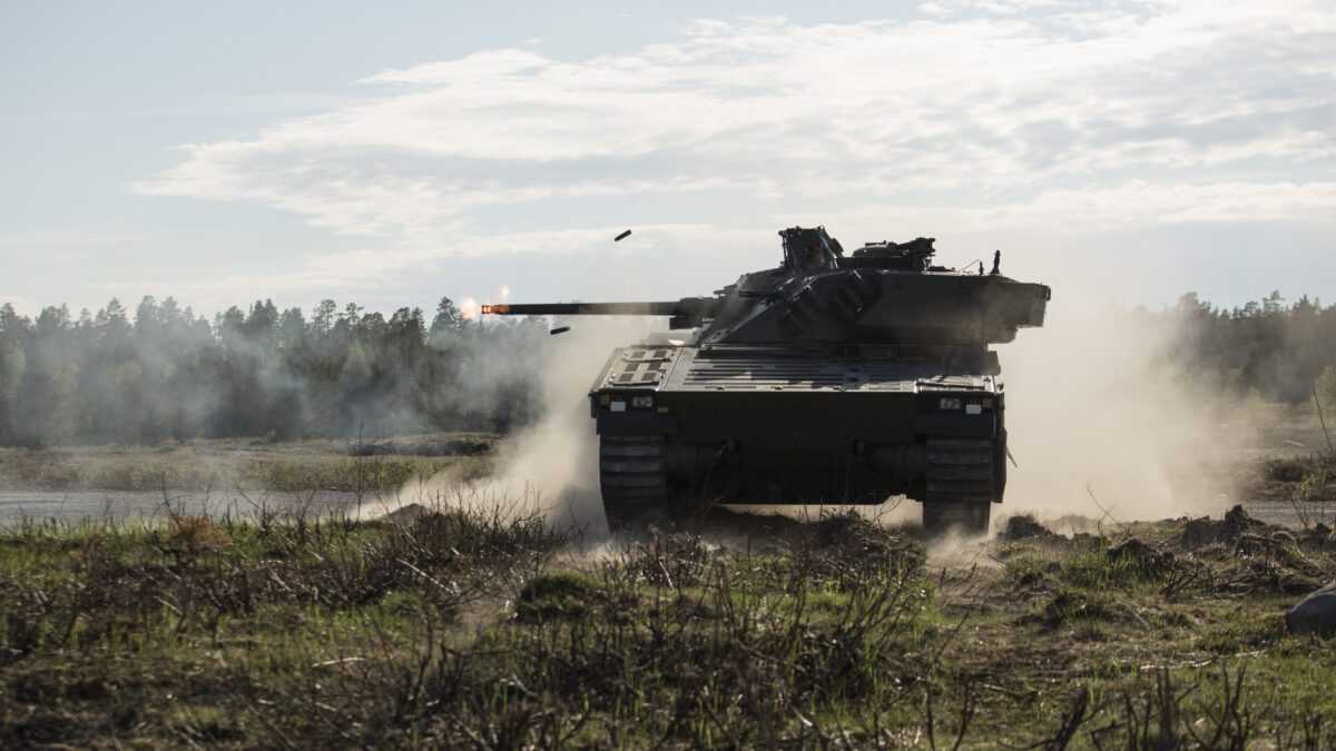 Το ΤΟΜΑ CV90 ρίχνει τον νέο hi tech MBDA ATGM AKERON πύραυλο