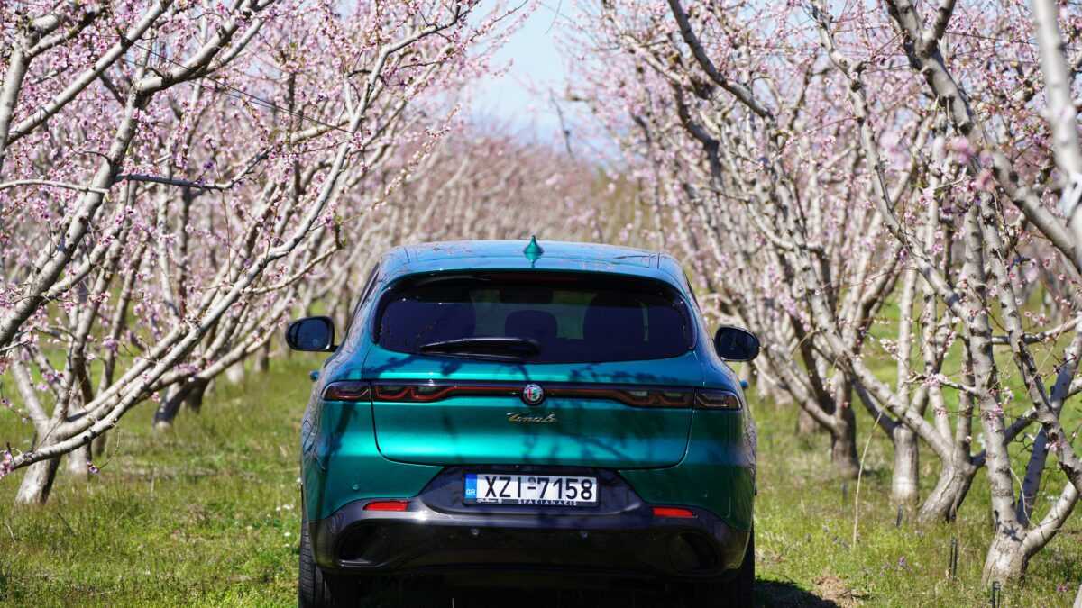 Με μια Alfa Romeo Tonale στις ανθισμένες ροδακινιές της Βέροιας