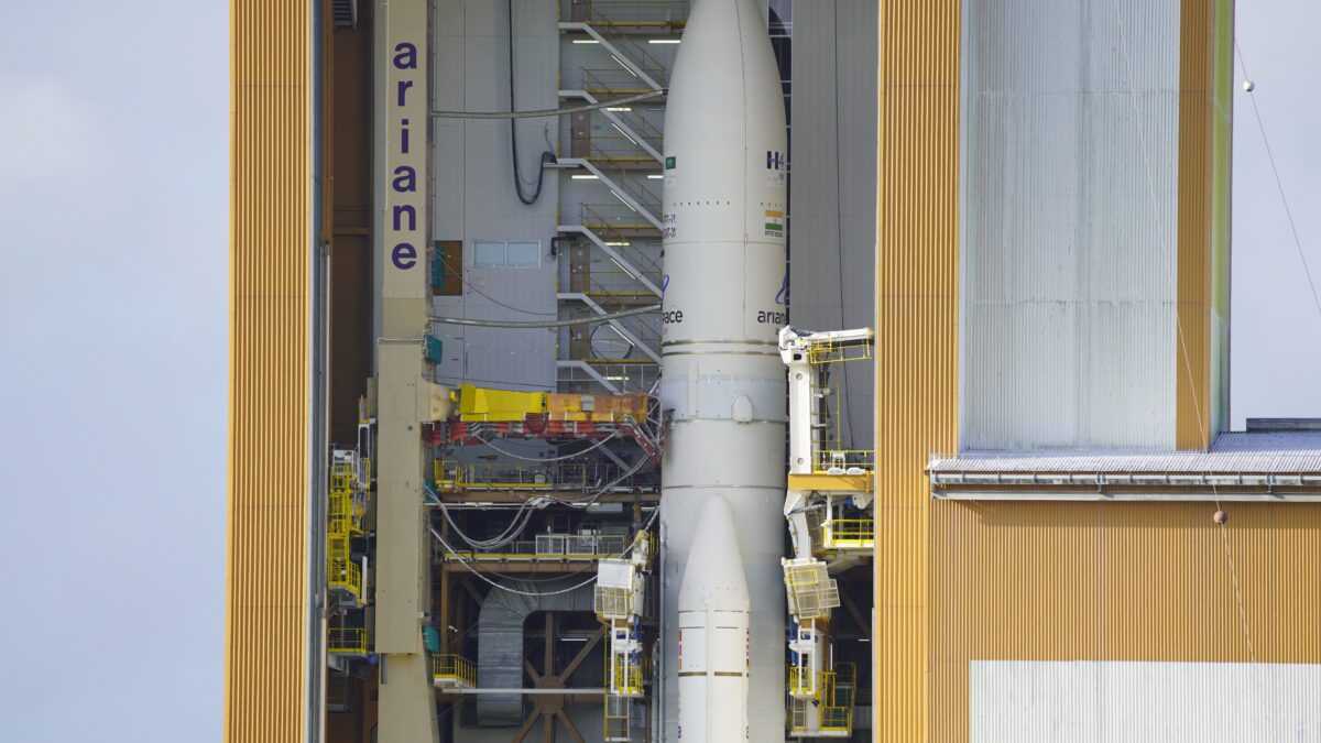Η τελευταία εκτόξευση του πυραύλου Ariane 5 και η αποκλειστική περιήγηση στα άδυτα της τελικής συναρμολόγησής του
