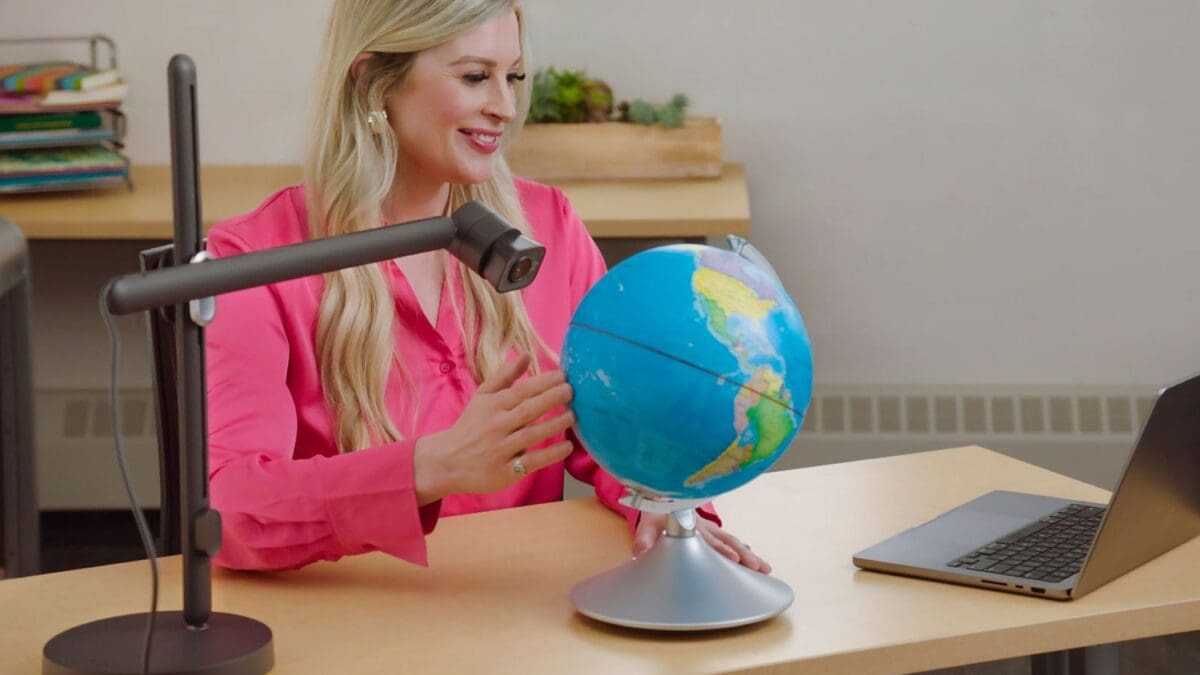 H επαναστατική Logitech Reach show-and-tell webcam