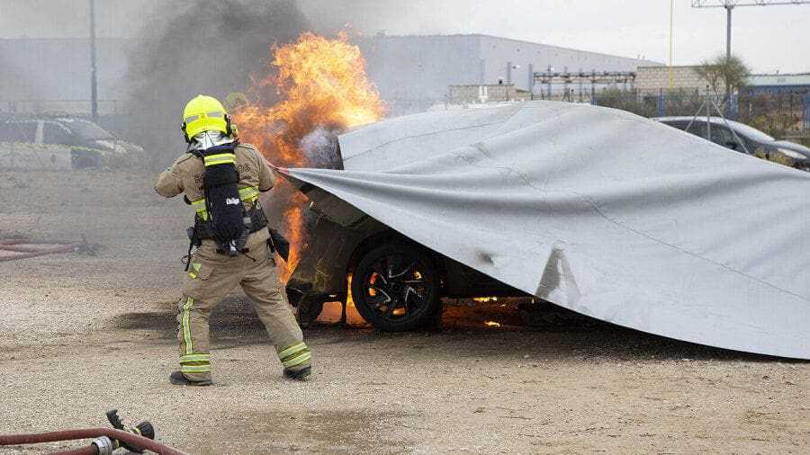 Μια ειδική κουβέρτα για ηλεκτρικά οχήματα που φλέγονται
