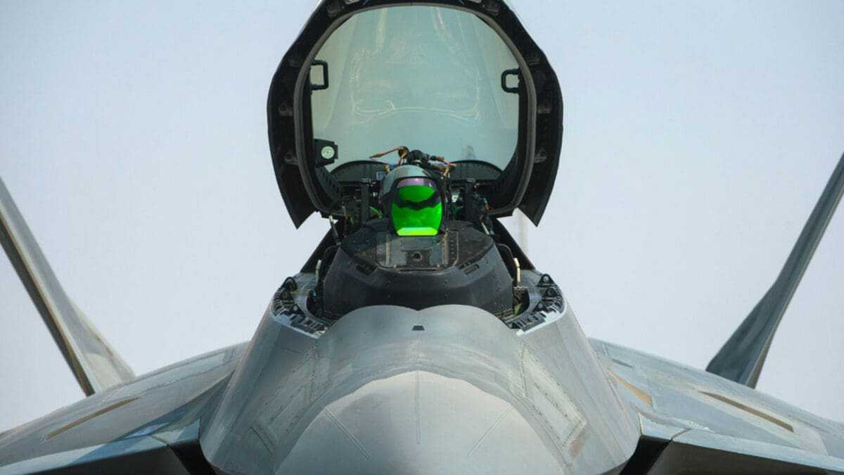 Το απίστευτο F-22 Raptor