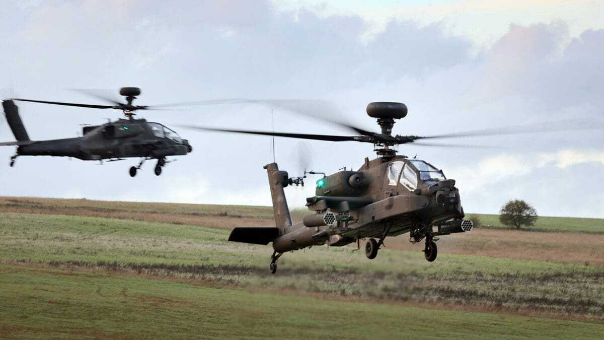 Εντυπωσιακά πλάνα από τα νέα ΑΗ-64Ε Apache gunship