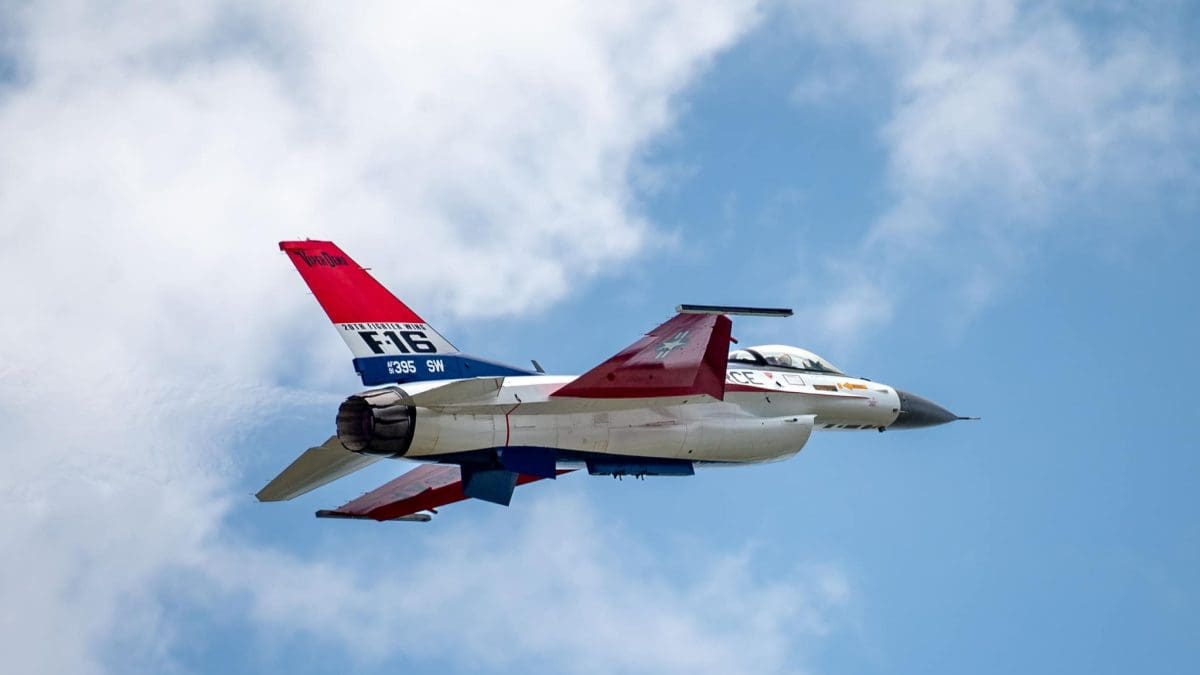 Το υπέροχο νέο F-16 Viper Demo Team με τα επετειακά χρώματα